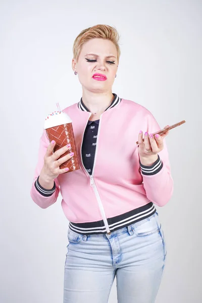 Плюс Розмір Білої Дівчини Короткою Зачіскою Стоїть Рожевій Спортивній Куртці — стокове фото