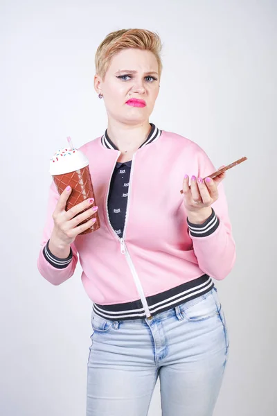 Además Tamaño Chica Caucásica Con Corte Pelo Corto Levanta Chaqueta — Foto de Stock