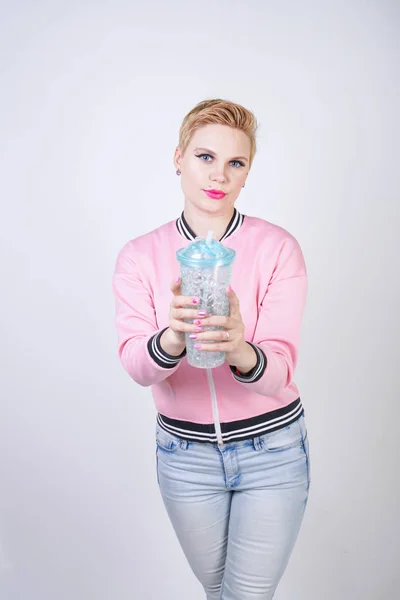 Bastante Más Tamaño Mujer Pelo Corto Con Taza Azul Agua — Foto de Stock