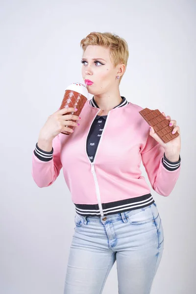 Bonito Tamanho Menina Adulta Com Cabelo Curto Amor Chocolate Jovem — Fotografia de Stock