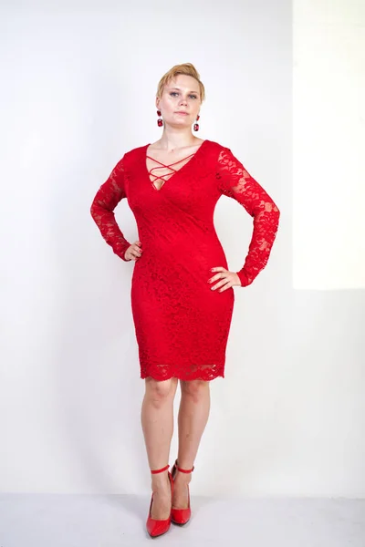 Γυναίκα Της Μόδας Κόκκινο Δαντέλα Φόρεμα Στέκεται Μόνη Της Συν — Φωτογραφία Αρχείου