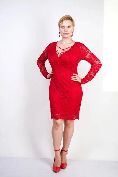Модная Женщина Красном Кружевном Платье Стоит Одна Плюс Размер Блондинка — стоковое фото