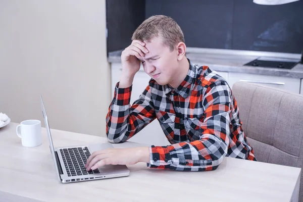 Triste Giovane Uomo Camicia Quadri Seduto Tavola Davanti Computer Portatile — Foto Stock