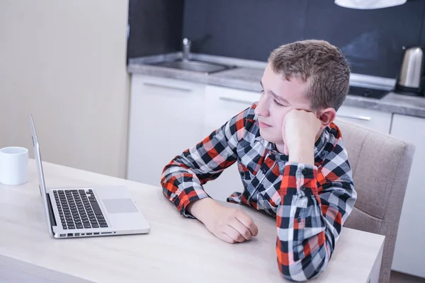 Triste Giovane Uomo Camicia Quadri Seduto Tavola Davanti Computer Portatile — Foto Stock