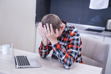 dizüstü bilgisayar ile oturan agresif üzgün çocuk. evde pc ile kızgın duygusal çocuk.