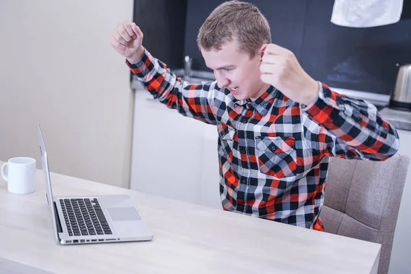 Агресивний Засмучений Хлопчик Сидить Ноутбуком Сердита Емоційна Дитина Вдома — стокове фото