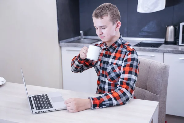 Agressieve Boos Jongen Zitten Met Laptop Boos Emotioneel Kind Met — Stockfoto