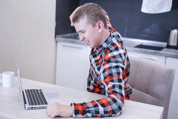 Agressieve Boos Jongen Zitten Met Laptop Boos Emotioneel Kind Met — Stockfoto