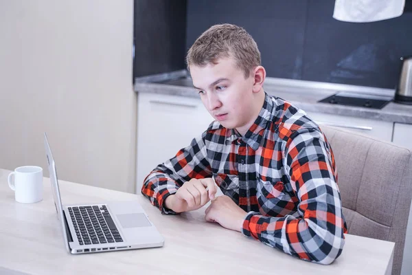 Adolescente Inteligente Encontró Contenido Ilegal Computadora Portátil Internet Niño Sorprendido — Foto de Stock