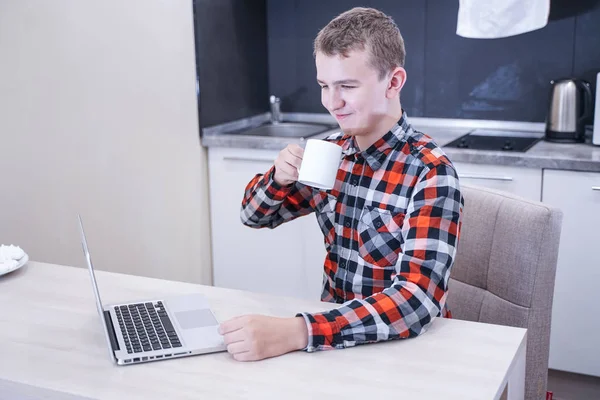 Милий Молодий Хлопець Сидить Плетеній Сорочці Ноутбуком Працює Навчається Вдома — стокове фото