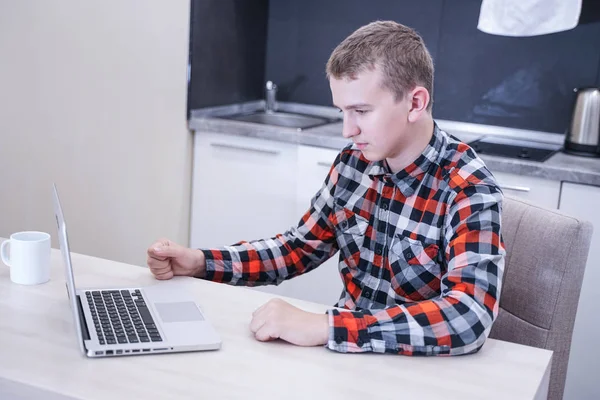 Bonito Jovem Sentado Uma Camisa Xadrez Com Laptop Trabalhando Estudando — Fotografia de Stock