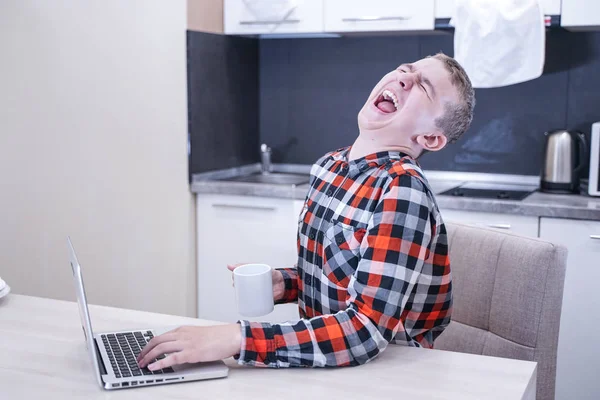 Schattige Jonge Kerel Zittend Een Geruite Overhemd Met Een Laptop — Stockfoto