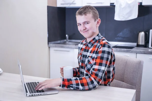 Милий Молодий Хлопець Сидить Плетеній Сорочці Ноутбуком Працює Навчається Вдома — стокове фото