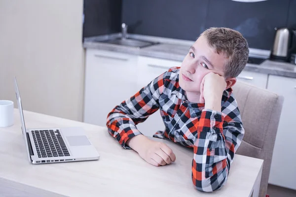 Втомлений Милий Молодий Хлопець Сидить Плетеній Сорочці Ноутбуком Працює Навчається — стокове фото