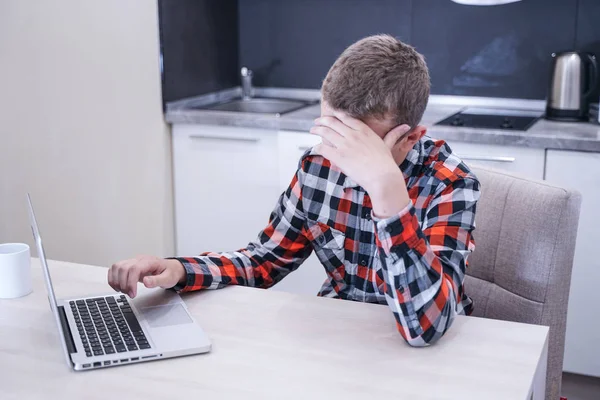 Cansado Bonito Jovem Sentado Uma Camisa Xadrez Com Laptop Trabalhando — Fotografia de Stock