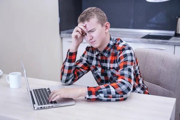 Stanco Ragazzo Carino Seduto Camicia Quadri Con Computer Portatile Lavoro — Foto Stock