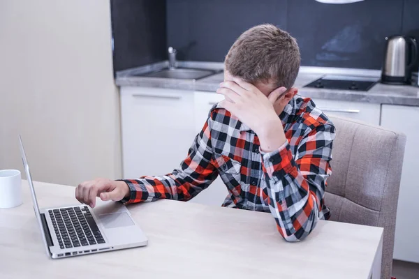 Cansado Bonito Jovem Sentado Uma Camisa Xadrez Com Laptop Trabalhando Fotos De Bancos De Imagens Sem Royalties