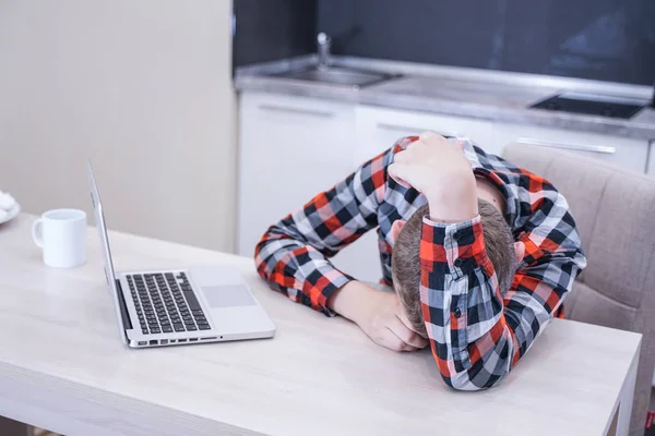 Cansado Bonito Jovem Sentado Uma Camisa Xadrez Com Laptop Trabalhando Imagens De Bancos De Imagens