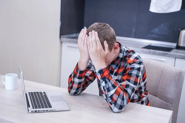 Cansado Bonito Jovem Sentado Uma Camisa Xadrez Com Laptop Trabalhando Fotos De Bancos De Imagens