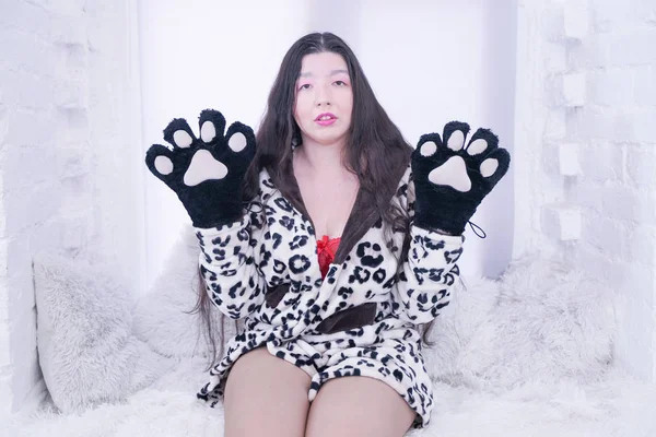 アジアの女の子は白い背景にコスプレのための猫の足の手袋を着用 — ストック写真