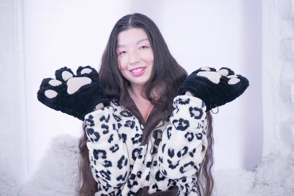 Asiática chica usa gato pata guantes para cosplay en blanco fondo — Foto de Stock