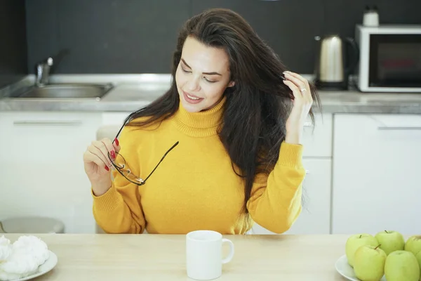 Mulher bem sucedida e confiante em uma pausa para café da manhã, descansando e desfrutando da bebida . — Fotografia de Stock