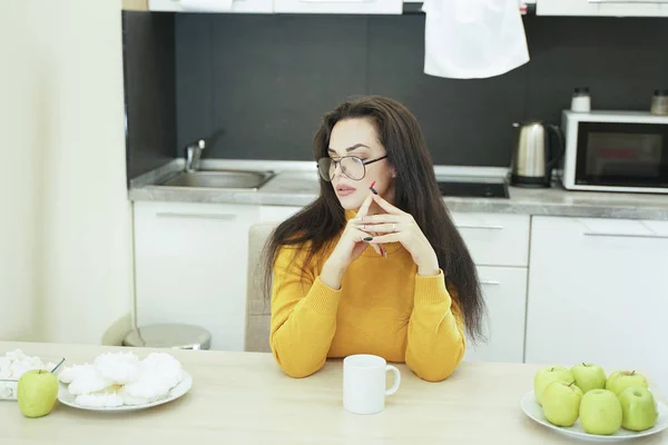 Mulher bem sucedida e confiante em uma pausa para café da manhã, descansando e desfrutando da bebida . — Fotografia de Stock