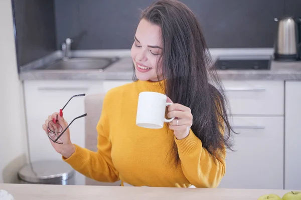 Успешная и уверенная в себе женщина во время утреннего кофе-брейка, отдыхающая и наслаждающаяся напитком . — стоковое фото