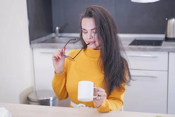 Successful and confident woman on a morning coffee break, resting and enjoying the drink. — Stock Photo, Image