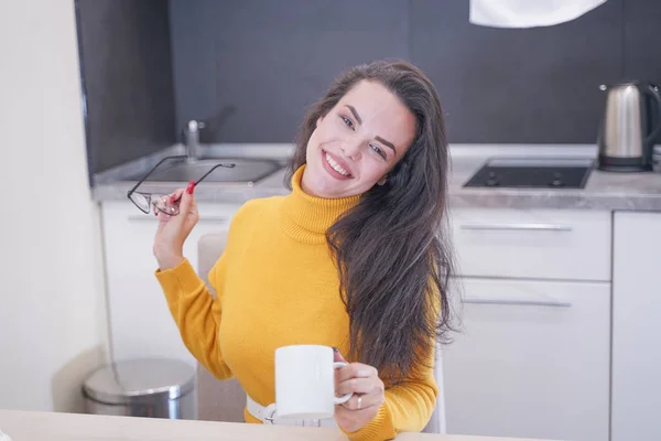 Mulher bem sucedida e confiante em uma pausa para café da manhã, descansando e desfrutando da bebida . — Fotografia de Stock