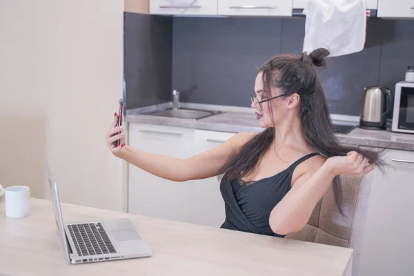 Mulher sorridente bonita tomando selfie em casa — Fotografia de Stock