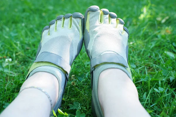 Tênis Incomuns Com Cinco Dedos Sapatos Estranhos Verão Parque Verde — Fotografia de Stock