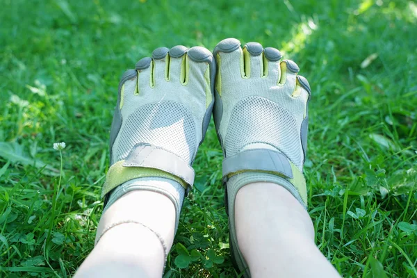 Tênis Incomuns Com Cinco Dedos Sapatos Estranhos Verão Parque Verde — Fotografia de Stock