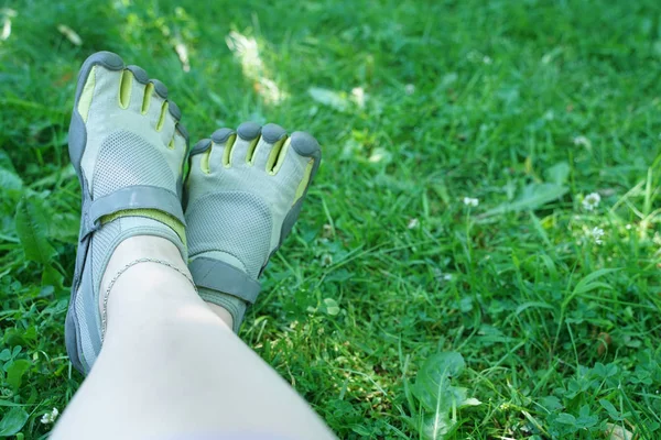 Tênis Incomuns Com Cinco Dedos Sapatos Estranhos Verão Parque Verde — Fotografia de Stock