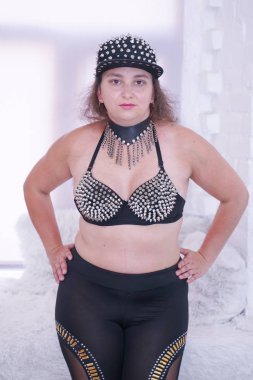 güzel artı boyutu rocker kadın sadece beyaz pencere arka planda poz