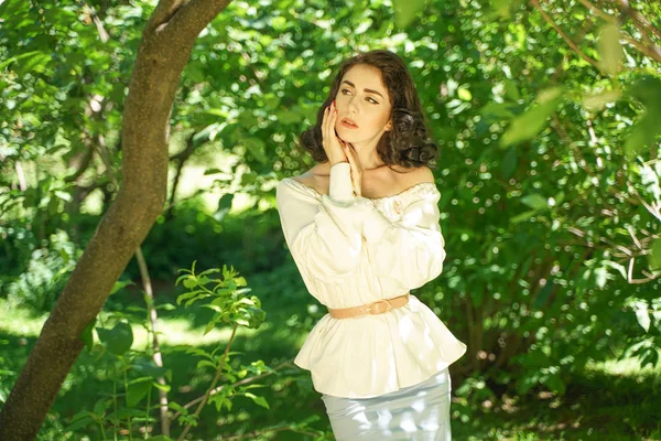 Muito Jovem Morena Menina Vestido Branco Esconder Sol Quente Sombra — Fotografia de Stock