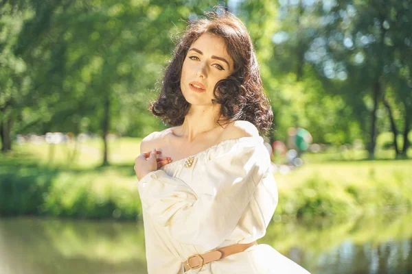 Close Gezicht Van Rijpe Vrouw Genieten Van Zon Het Stadspark — Stockfoto