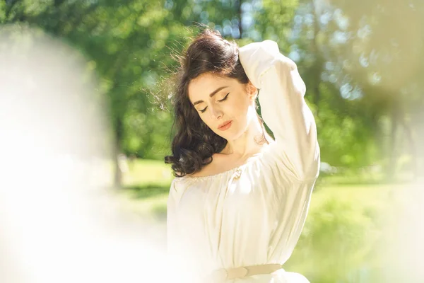 Närbild Ansikte Mogen Kvinna Njuter Solen Stadsparken Vacker Dam Avkopplande — Stockfoto