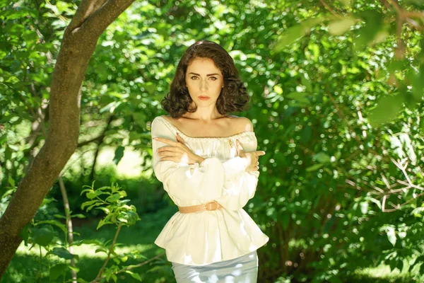 beyaz elbise güzel genç esmer kız şehir parkında ağacın gölgesinde sıcak güneşten gizlemek