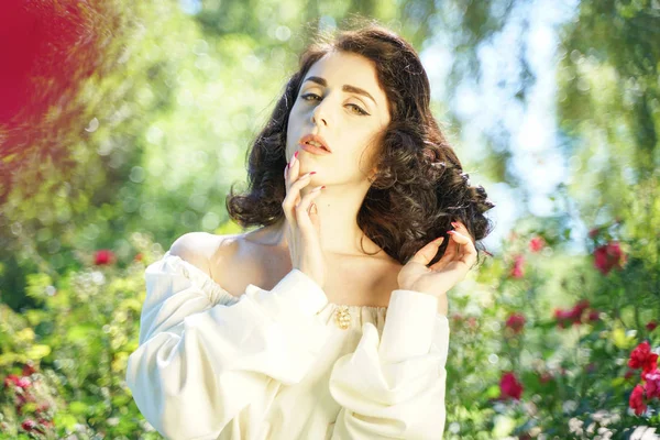 Primeros planos de mujer madura disfrutando del sol en el parque de la ciudad. Hermosa dama relajándose cerca de la hierba verde y los árboles . — Foto de Stock