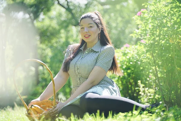 Menina asiática descansando no verão no parque no calor intenso no sol brilhante sozinho — Fotografia de Stock