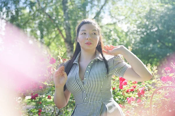 明るい日差しの中で暑い公園で夏に休むアジアの女の子 — ストック写真