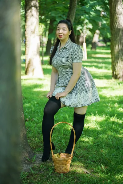 Menina asiática descansando no verão no parque no calor intenso no sol brilhante sozinho — Fotografia de Stock