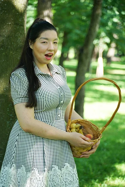 Asian girl resting in the summer in the Park in the intense heat in the bright sun alone — Stock Photo, Image