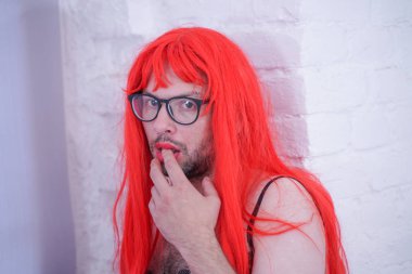 Modern adam kendini ve zayıf olacak kendini sağlar.