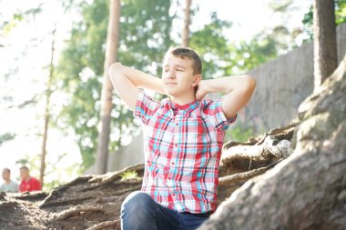 Okul yorgun bir öğrencinin portresi. Çocuk doğada uyumak istiyor.