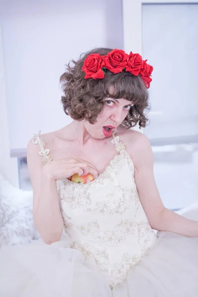 Beleza pessoa adulta com maçã vermelha. mulher saudável com rosas vermelhas e maçã doce no fundo branco . — Fotografia de Stock