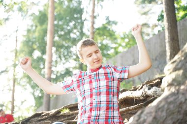 Okul yorgun bir öğrencinin portresi. Çocuk doğada uyumak istiyor.