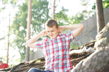 Okul yorgun bir öğrencinin portresi. Çocuk doğada uyumak istiyor.