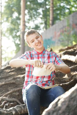 öğrenci sinirli olur ve ödevleri ile defterini gözyaşı. stres çocuk.